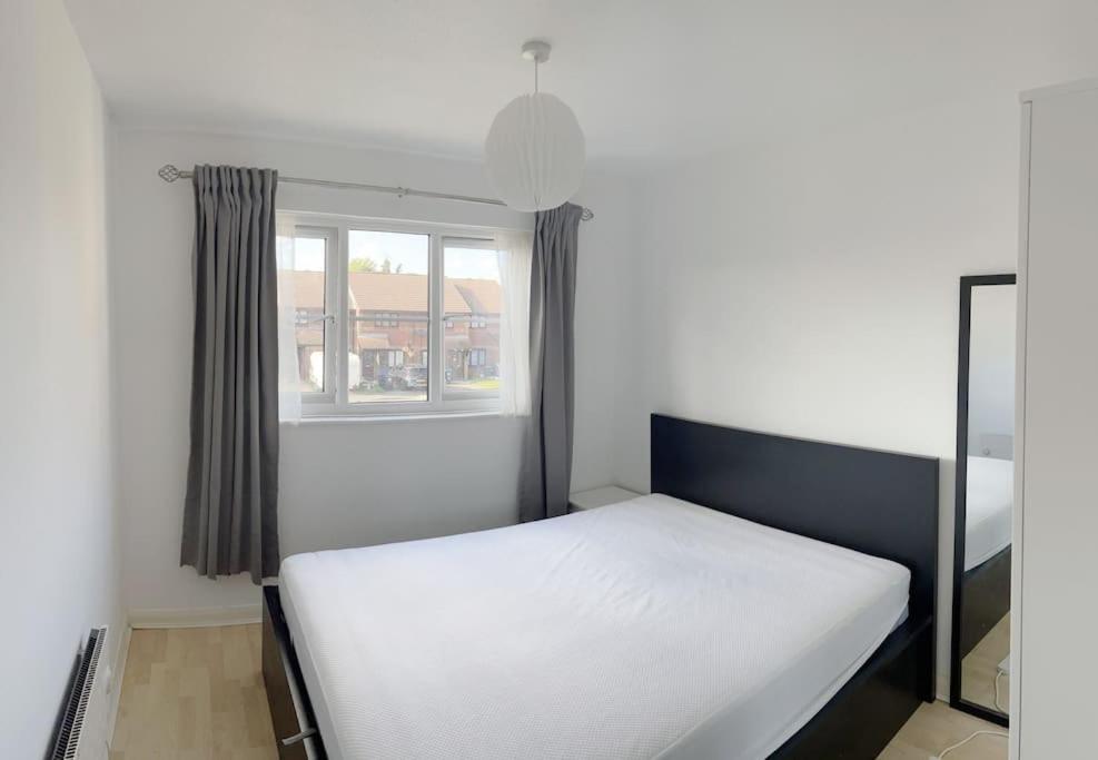 Colliers Wood 1 Bed South London Short Stay Митчам Экстерьер фото